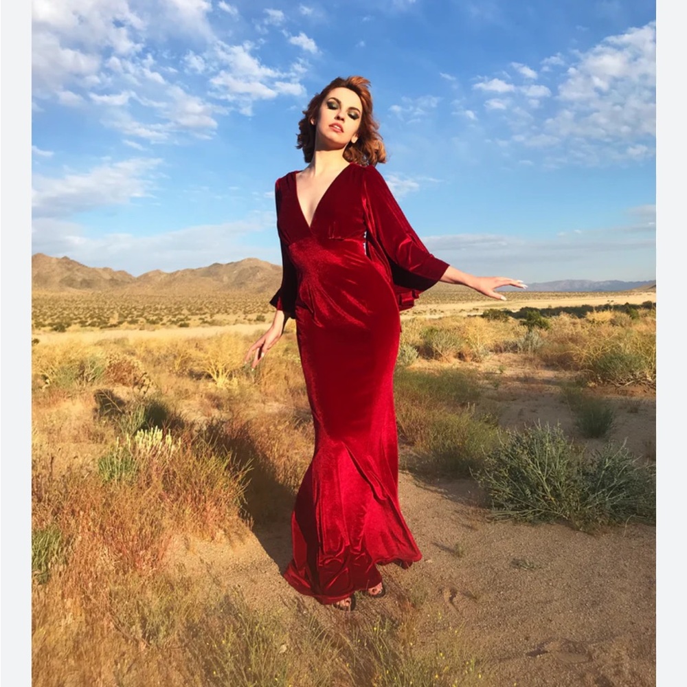 Laura Byrnes Luxurious Burgundy Velvet Long Sleeve Dress